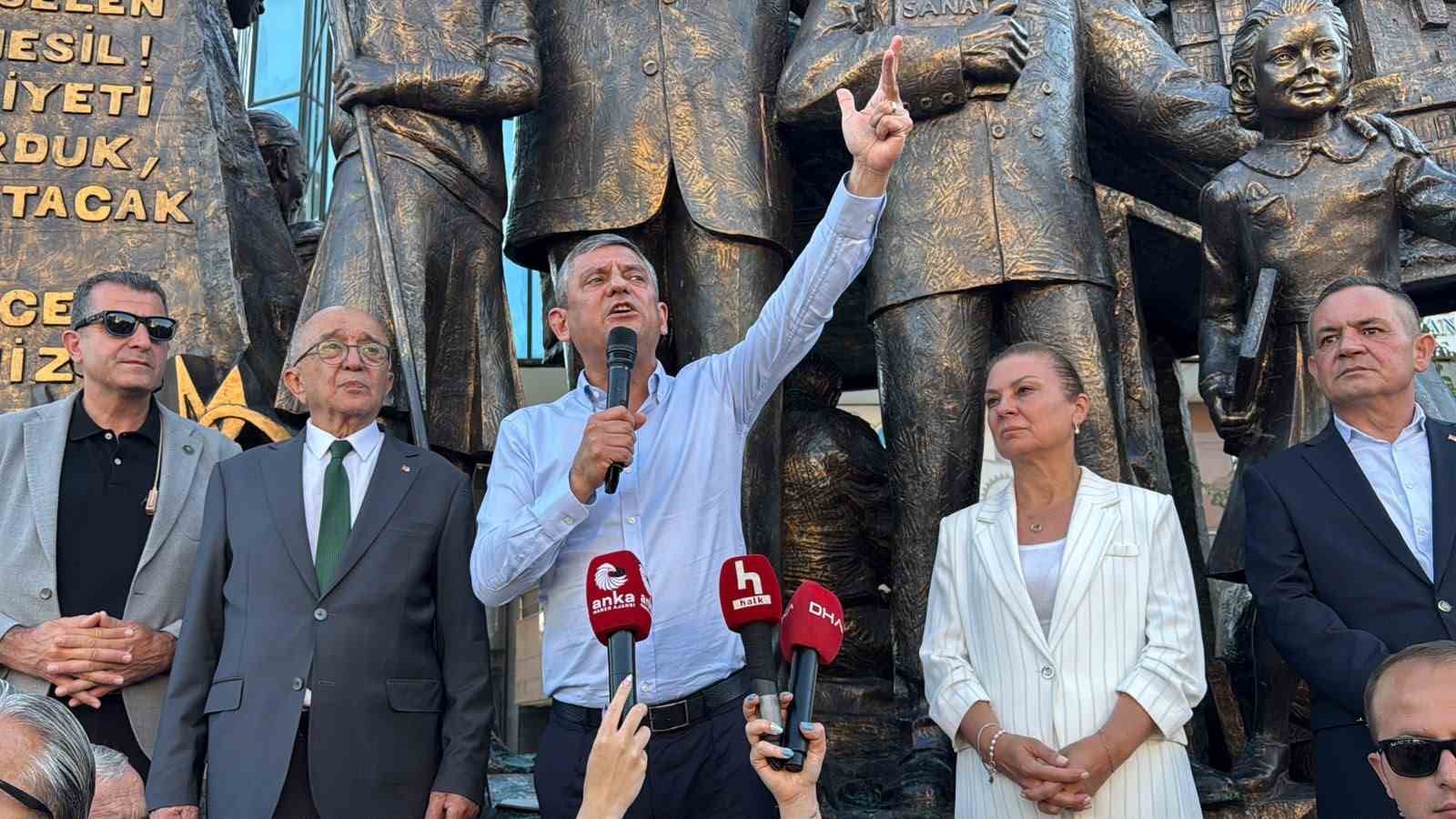 Özgür Özel’den ’dini değerleri aşağılayan’ Deniz Göktaş’a destek
