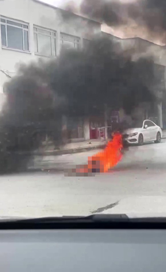 Zihinsel engelli şahıs üzerine benzin döküp kendini yaktı: Korku dolu anlar kamerada

