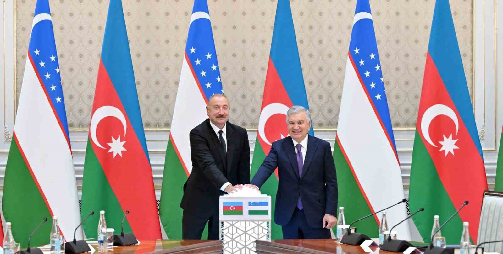 Azerbaycan Cumhurbaşkanı Aliyev, Özbekistan Devlet Başkanı Mirziyoyev ile bir araya geldi
