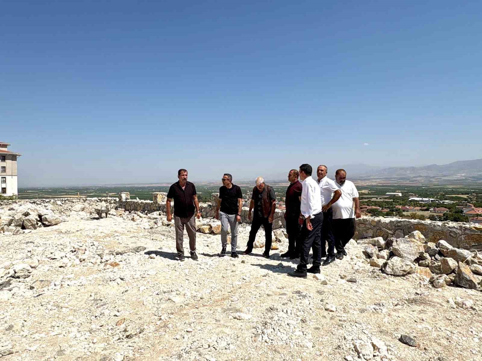 Başkan Ulutaş, Akçadağ’da mahallelerin ihtiyaçlarını yerinde inceledi
