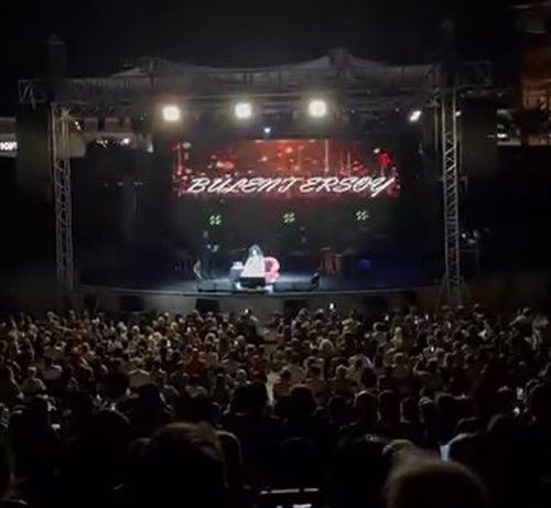 Kuşadası AVM’de sahne alan Bülent Ersoy’dan ağza alınmayacak küfürler
