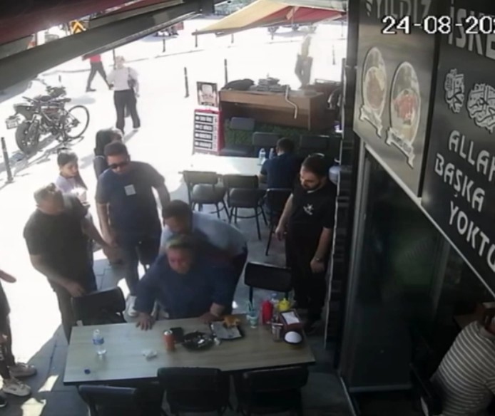 Nefes borusuna ekmek parçası kaçan kadını, polis Heimlich manevrasıyla kurtardı
