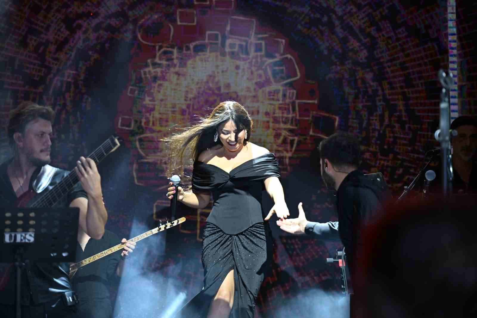 Demirci Kurtuluş Festivalinde sanatçı Zara sahne aldı
