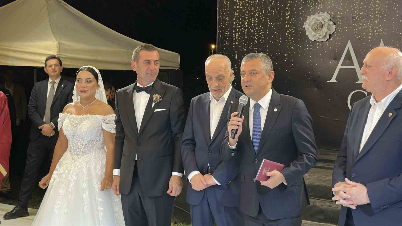 Özgür Özel, Yeni Parti Sakarya İl Başkanının düğününe katıldı
