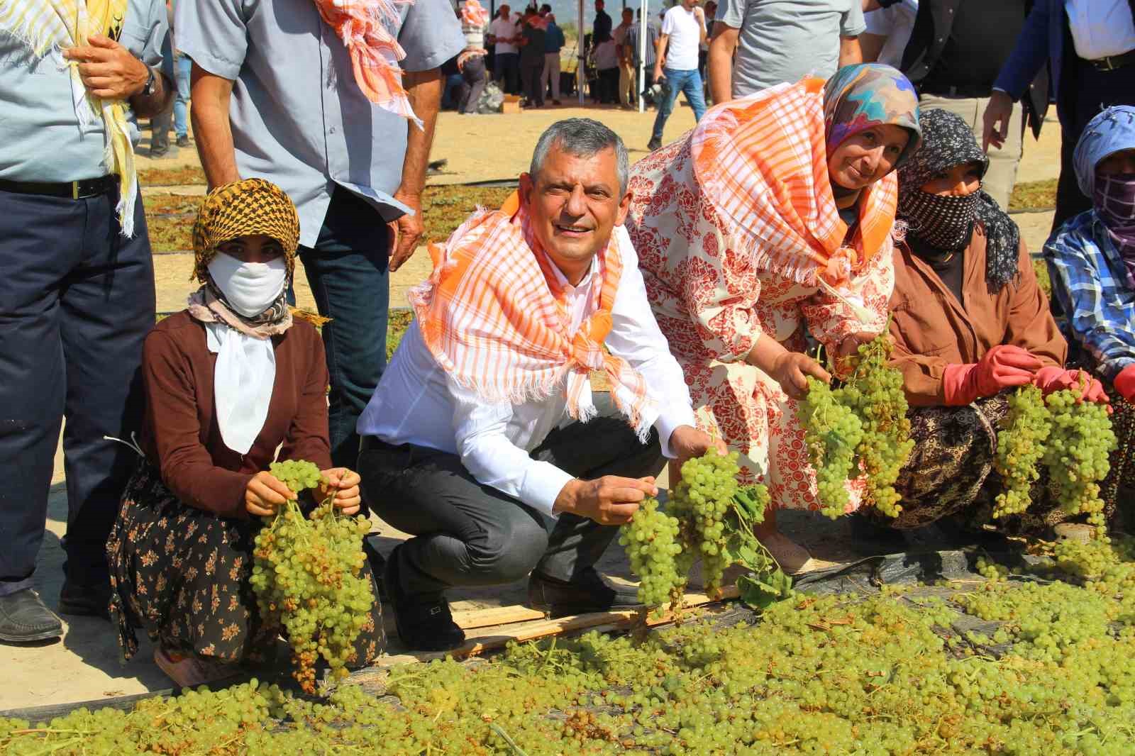 Özgür Özel, Manisa’da üzüm kurutma alanında üreticilerle buluştu
