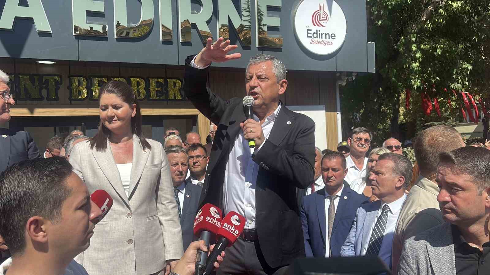 Özgür Özel’den peş peşe gaflar: Eski partisi CHP dedi, ardından İYİ Parti dedi
