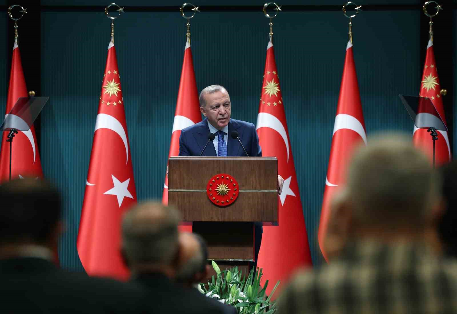 Cumhurbaşkanı Erdoğan: "Kılıç şakırtıları altında can alıp can vererek kendimize yurt eylediğimiz bu topraklarda kimseye ameliyat yaptırmayız"
