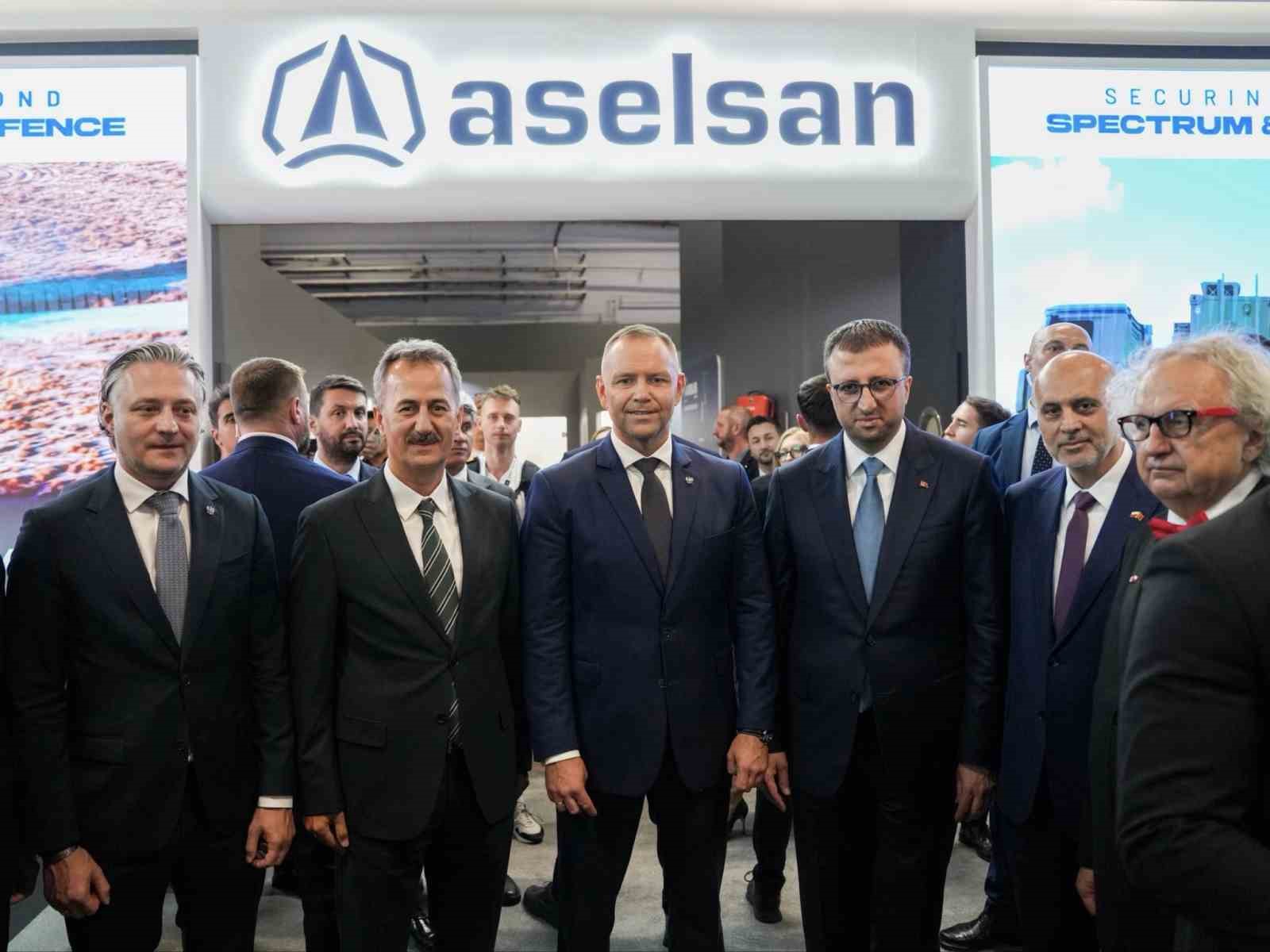 Polonya Cumhurbaşkanı Nawrocki, ASELSAN standını ziyaret etti
