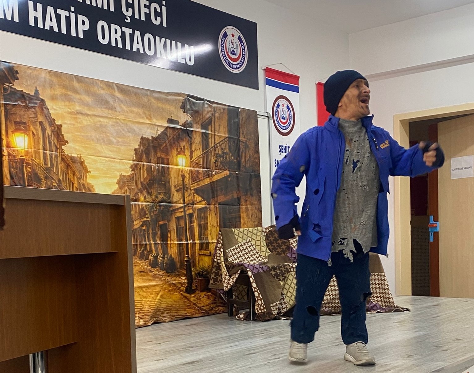 Yalnız bir adamın hikâyesi" yıllar sonra Ayvalık’ta sahneye taşınıyor
