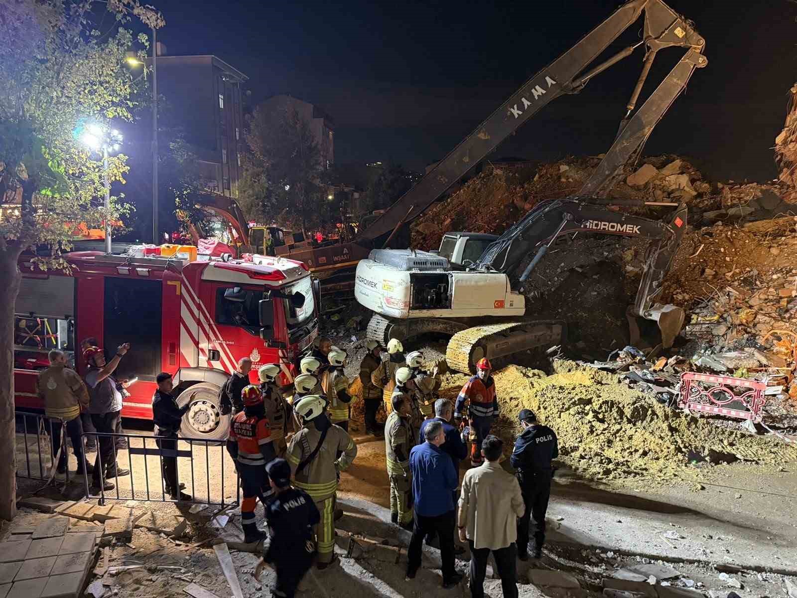 Küçükçekmece’de kentsel dönüşümdaki bina çöktü: 2 kişi yaralandı
