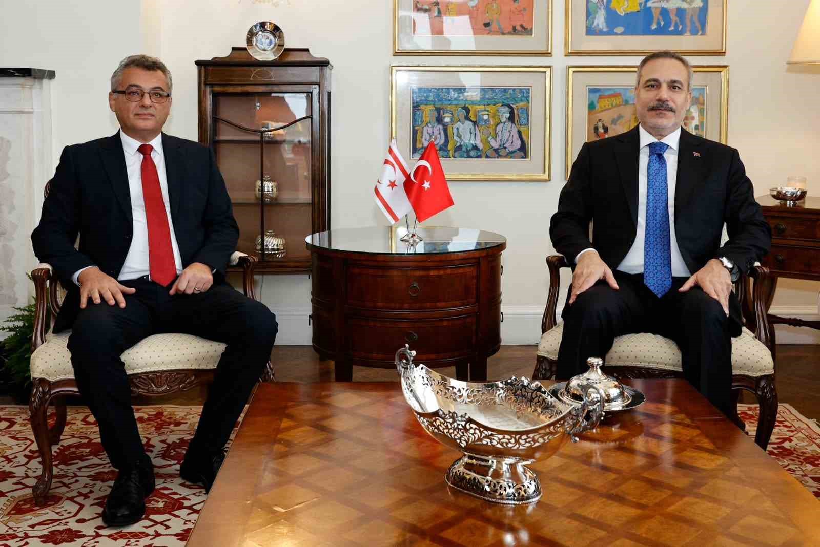 Bakan Fidan, KKTC Cumhurbaşkanı Erhürman ve Dışişleri Bakanı Ertuğruloğlu ile bir araya geldi
