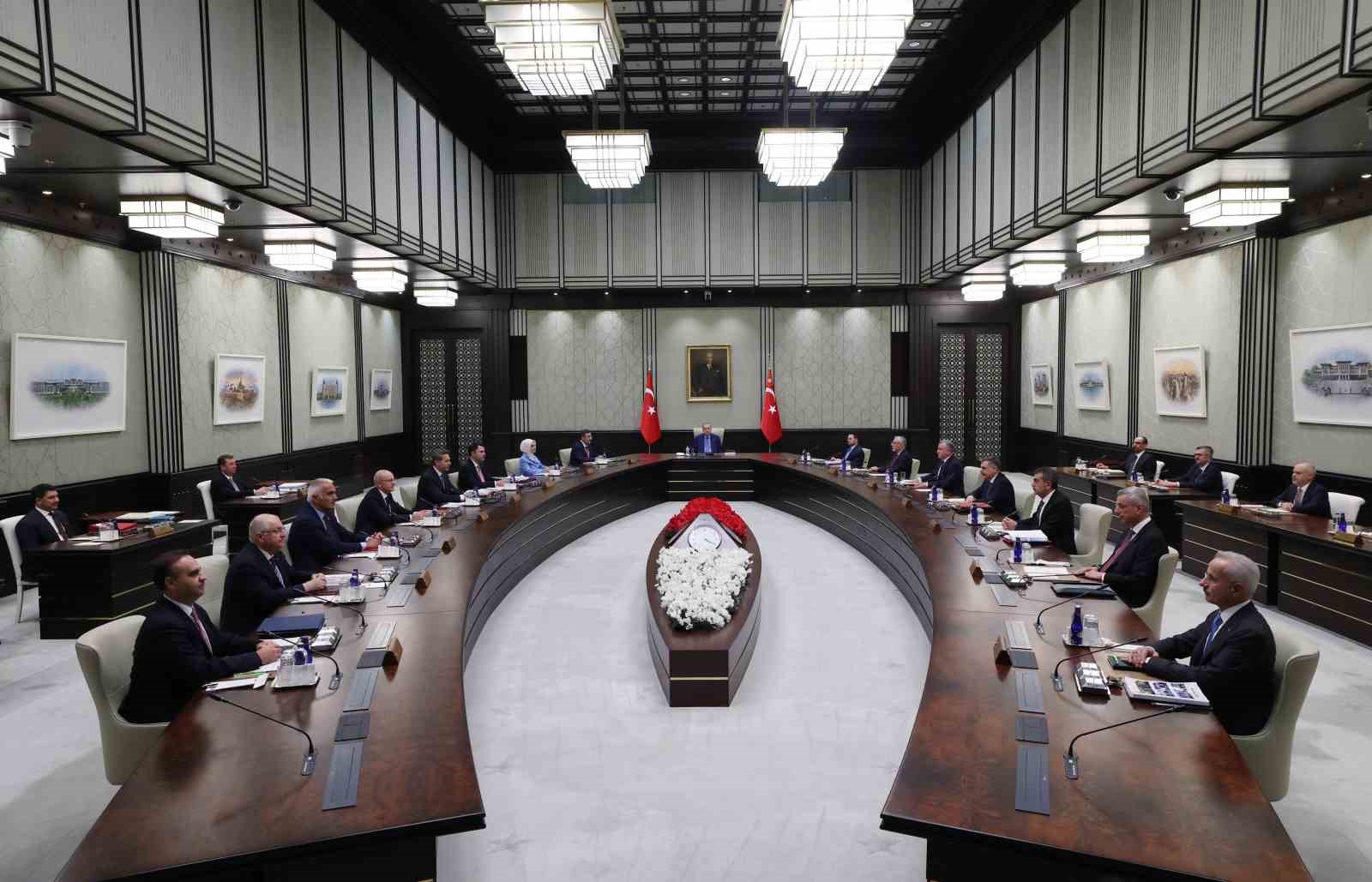 Kabine Toplantısı, Cumhurbaşkanı Recep Tayyip Erdoğan’ın başkanlığında Beştepe’de başladı.
