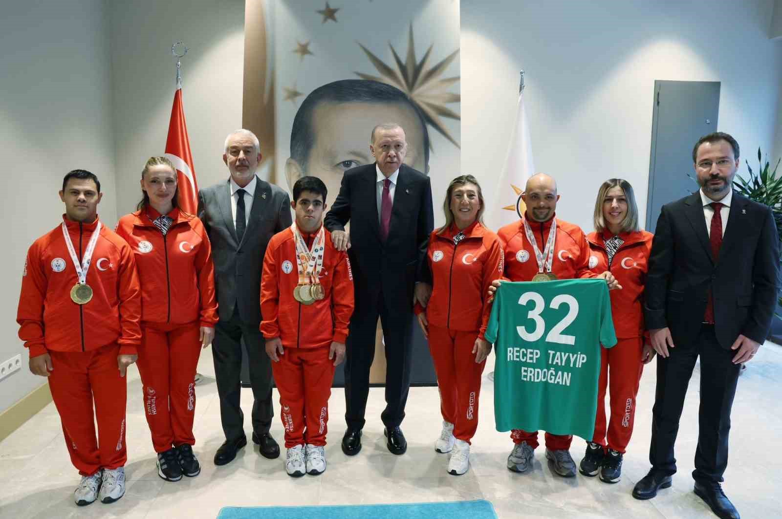 Cumhurbaşkanı Erdoğan, Türkiye Özel Sporcular Spor Federasyonu temsilcileriyle bir araya geldi
