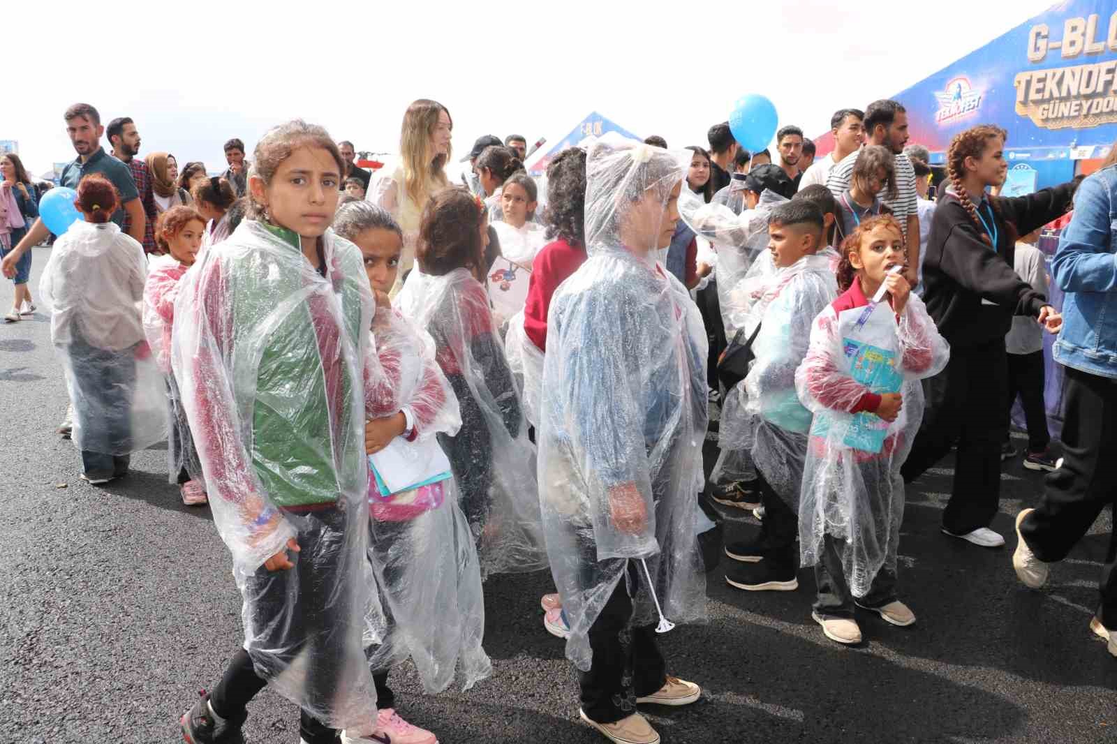 Vatandaşlar yağmura rağmen TEKNOFEST Güneydoğu’ya akın ediyor
