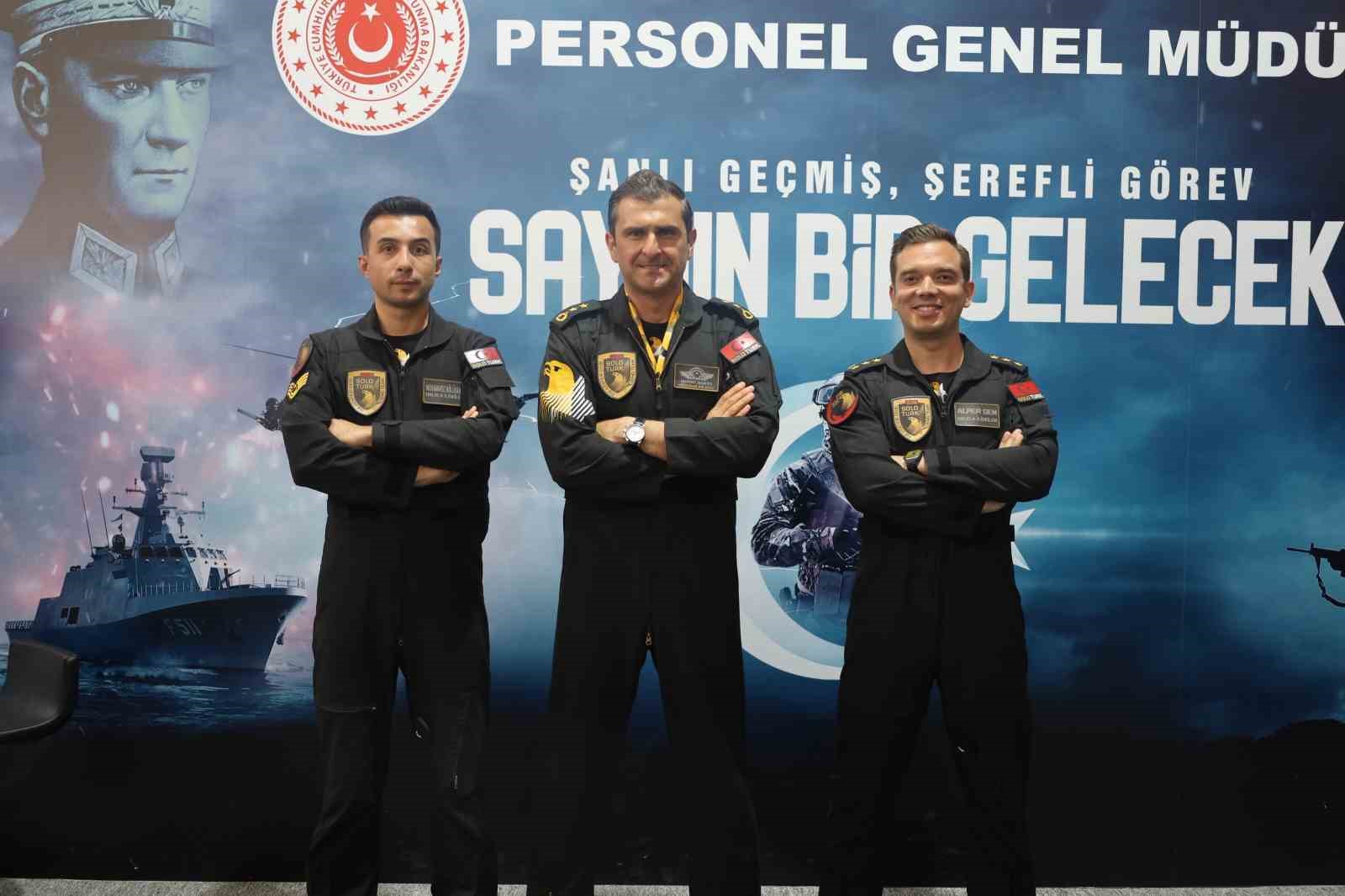 SOLOTÜRK’ten gençlere mesaj: "Hedeflerini gökyüzüne, yukarılara hedeflesinler, olmak istedikleri yere gelmek için de bütün benlikleriyle mücadele etsinler"
