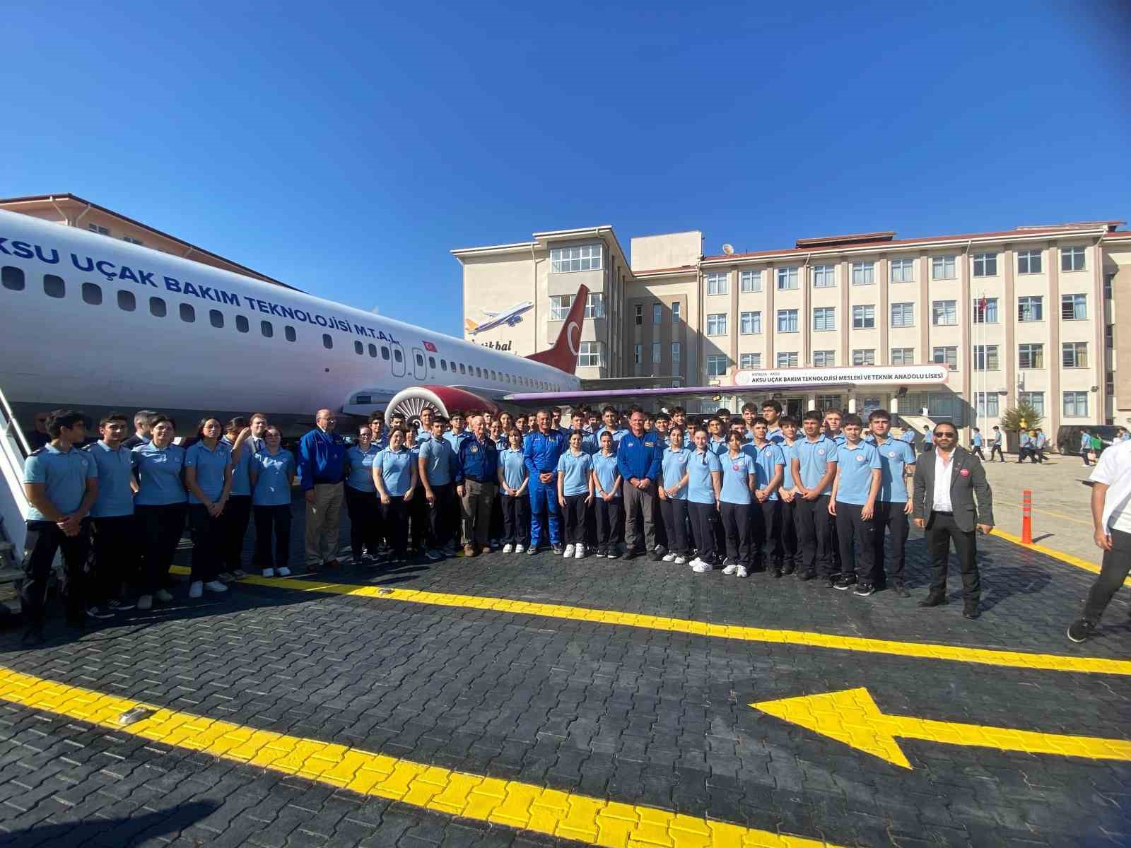 Dört astronot Aksu’daki uçak okulunda öğrencilerle bir araya geldi
