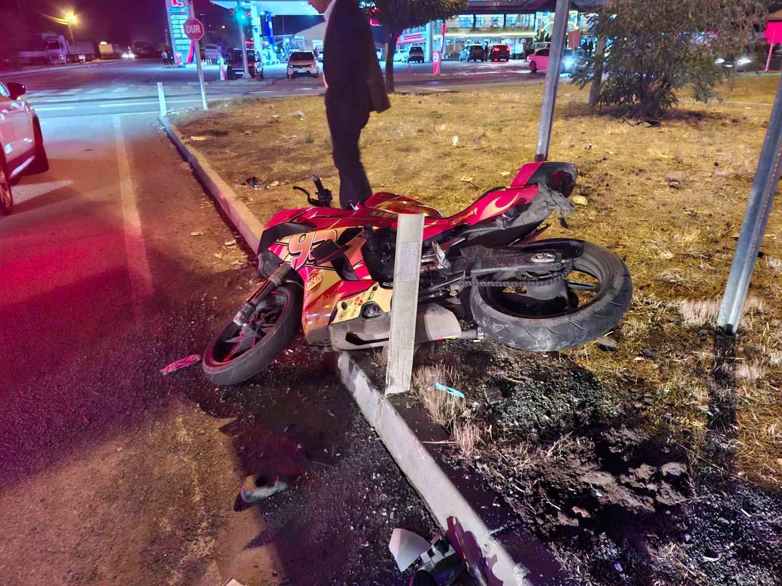 Bingöl’de otomobil ile motosiklet çarpıştı:2 yaralı
