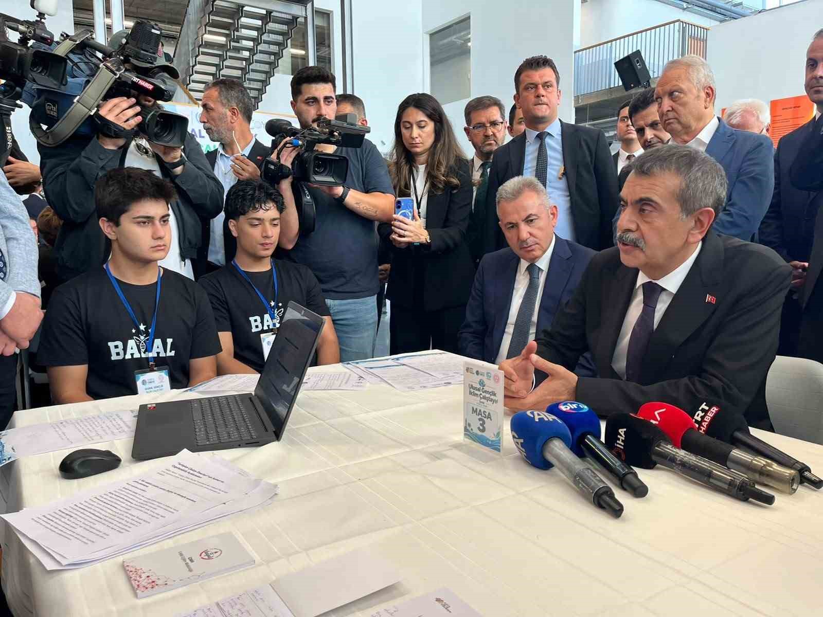 Bakan Tekin’den İzmir’de ‘yaşanabilir çevre’ vurgusu: "Gelecek kuşaklara karşı sorumluyuz"
