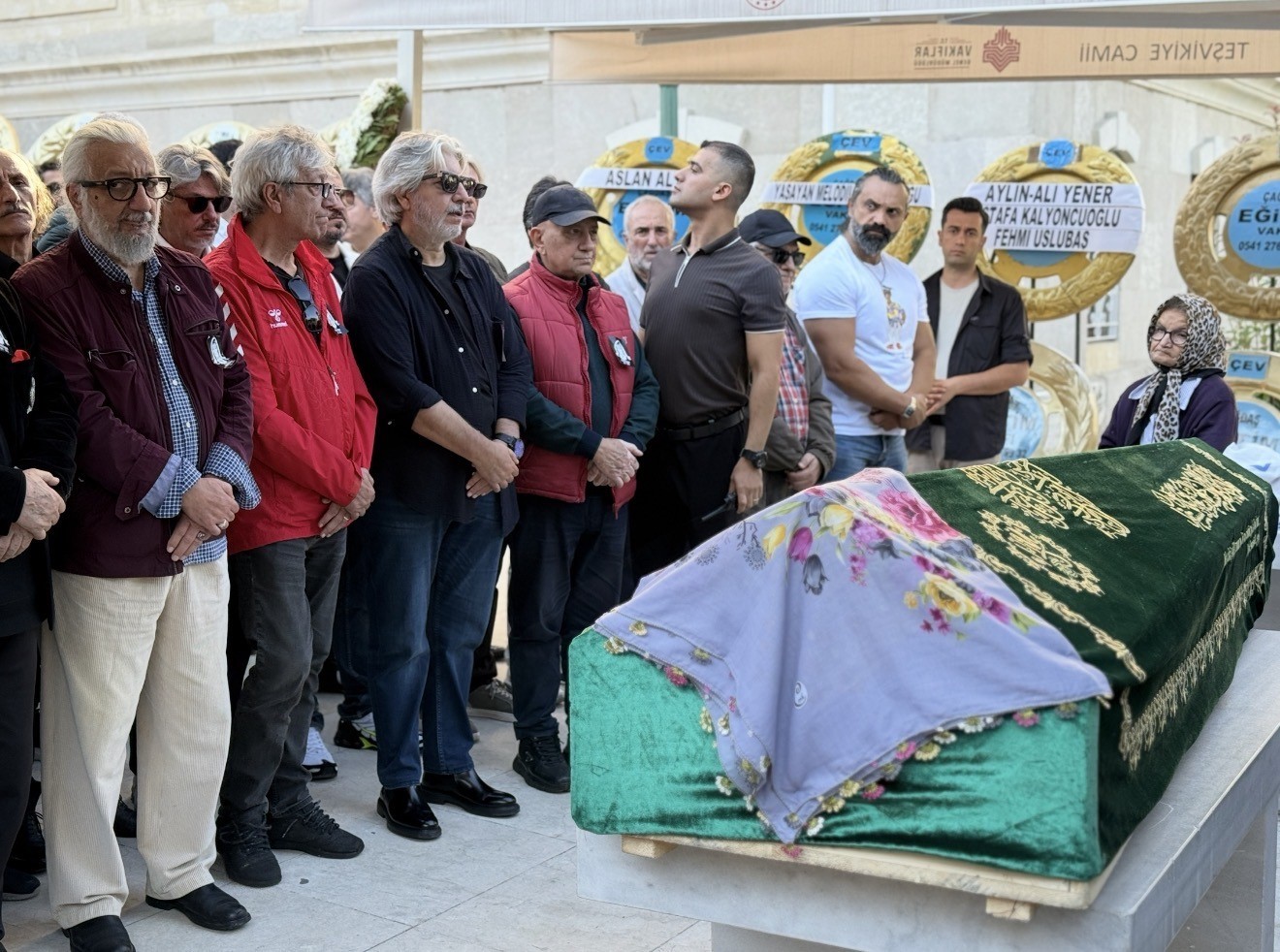Usta tiyatro oyuncusu Necla Uygur son yolculuğuna uğurlandı
