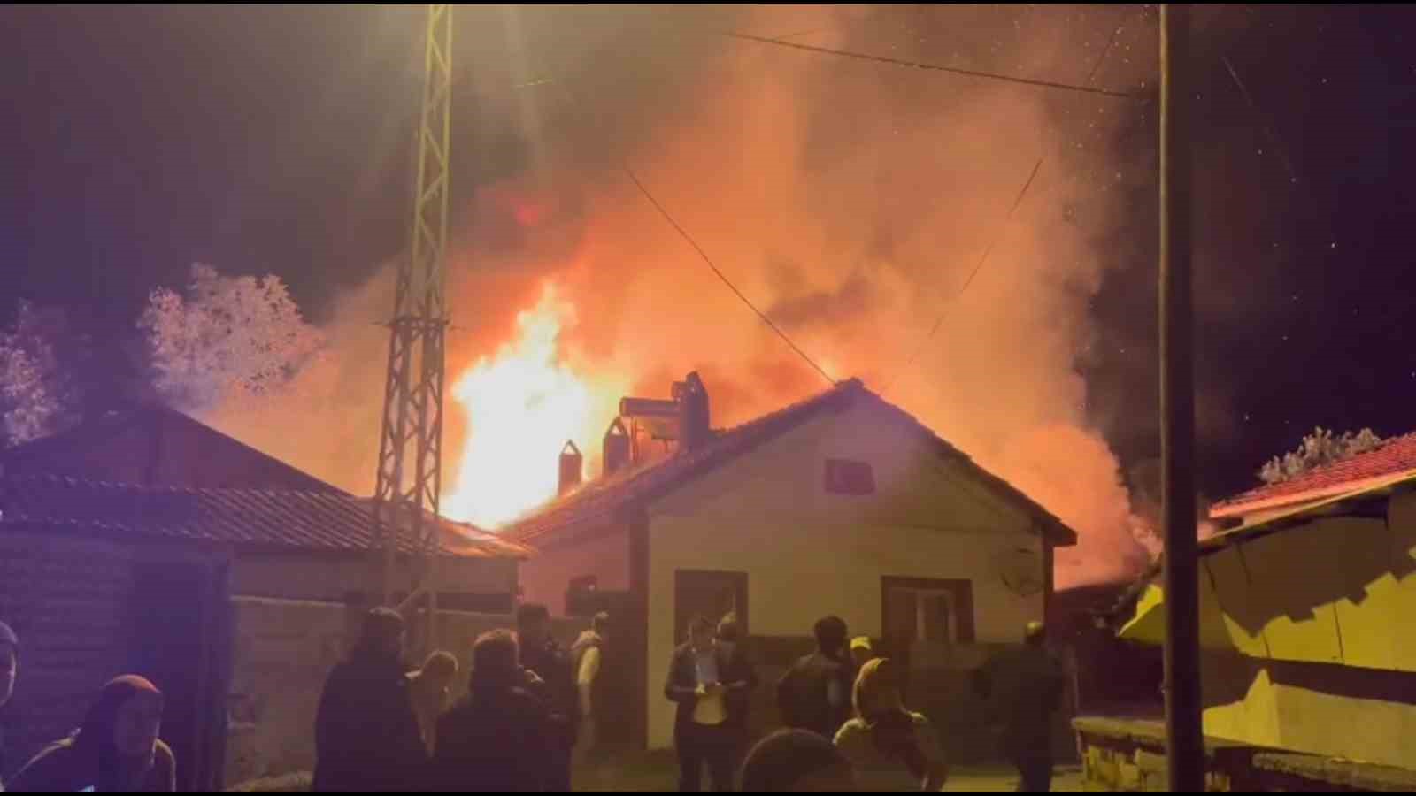 Bolu’da korkutan yangın: Ev, ahır, samanlık, odunluk ve traktör küle döndü
