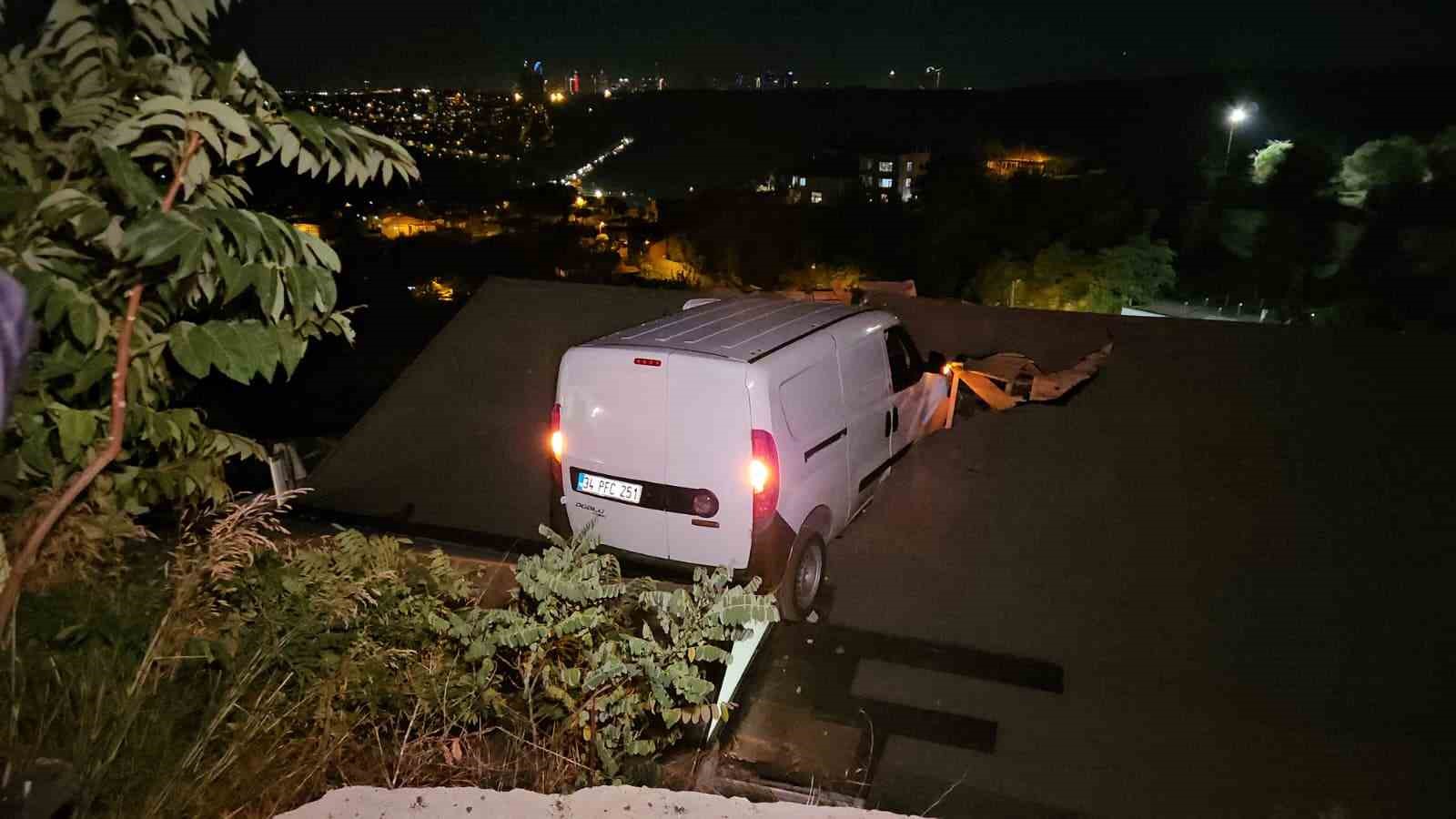 Sarıyer’de kontrolden çıkan araç evin çatısına uçtu: 1 yaralı
