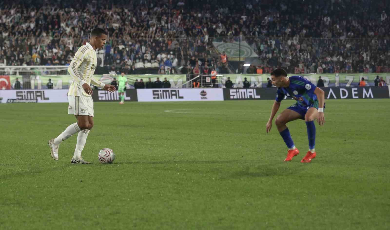 Trendyol Süper Lig: Çaykur Rizespor: 0 - Fenerbahçe: 1 (İlk yarı)
