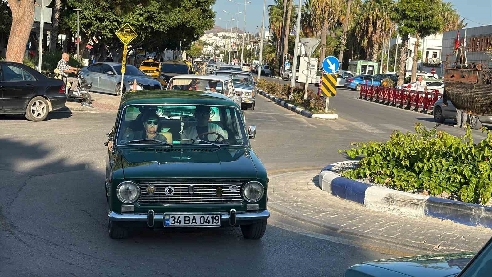 Bodrum’da klasik otomobiller nostalji rüzgarı estirdi
