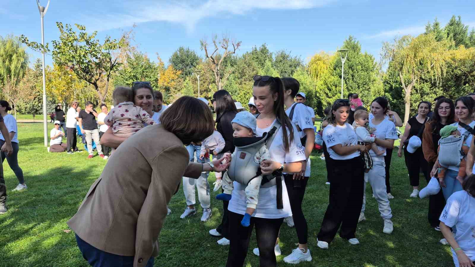 Parktan çıkarılan anneleri Ayşe Ünlüce ağırladı
