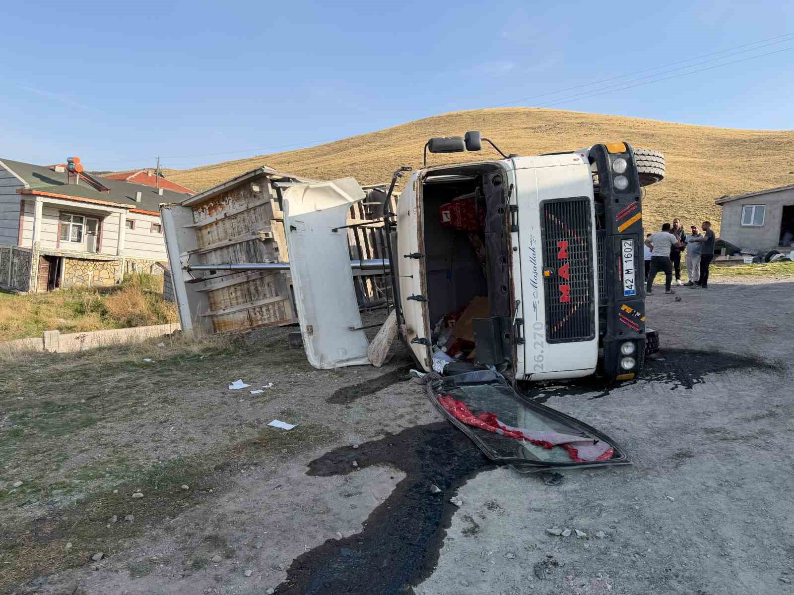 Konya’da hafriyat yüklü tır devrildi: 1 yaralı

