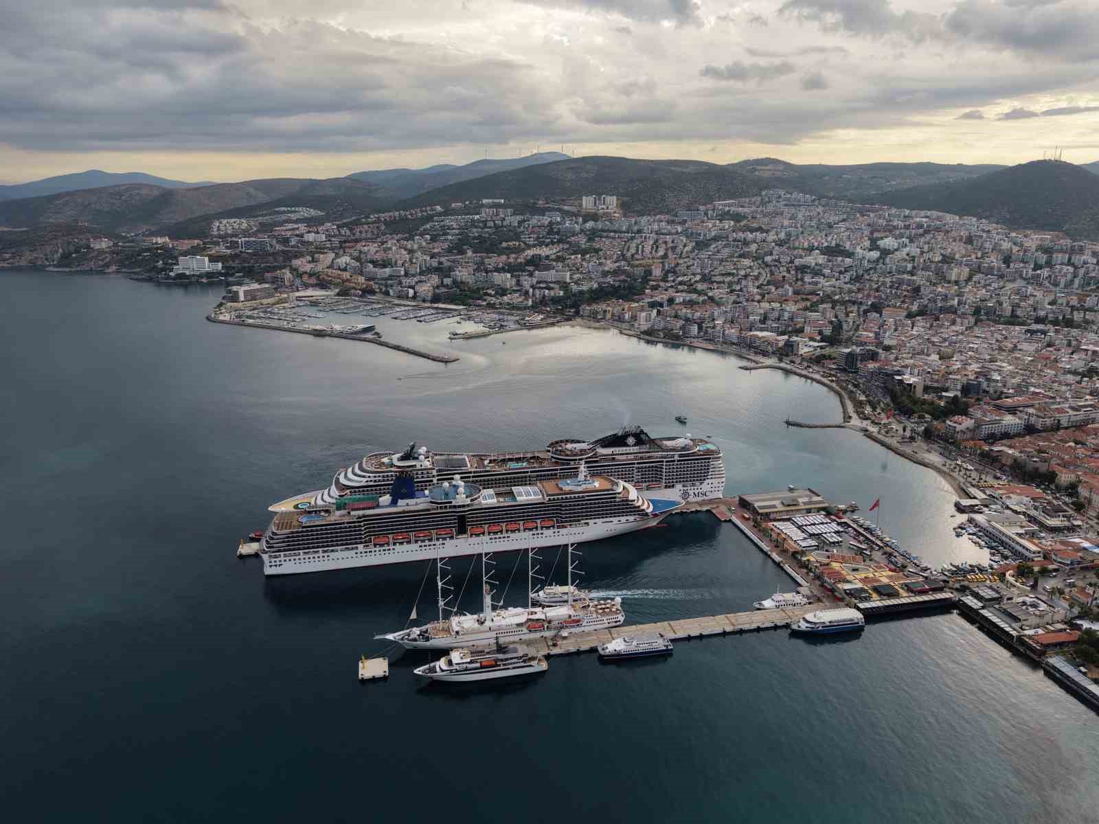 Kuşadası’na 4 kruvaziyerle 6 bin turist geldi
