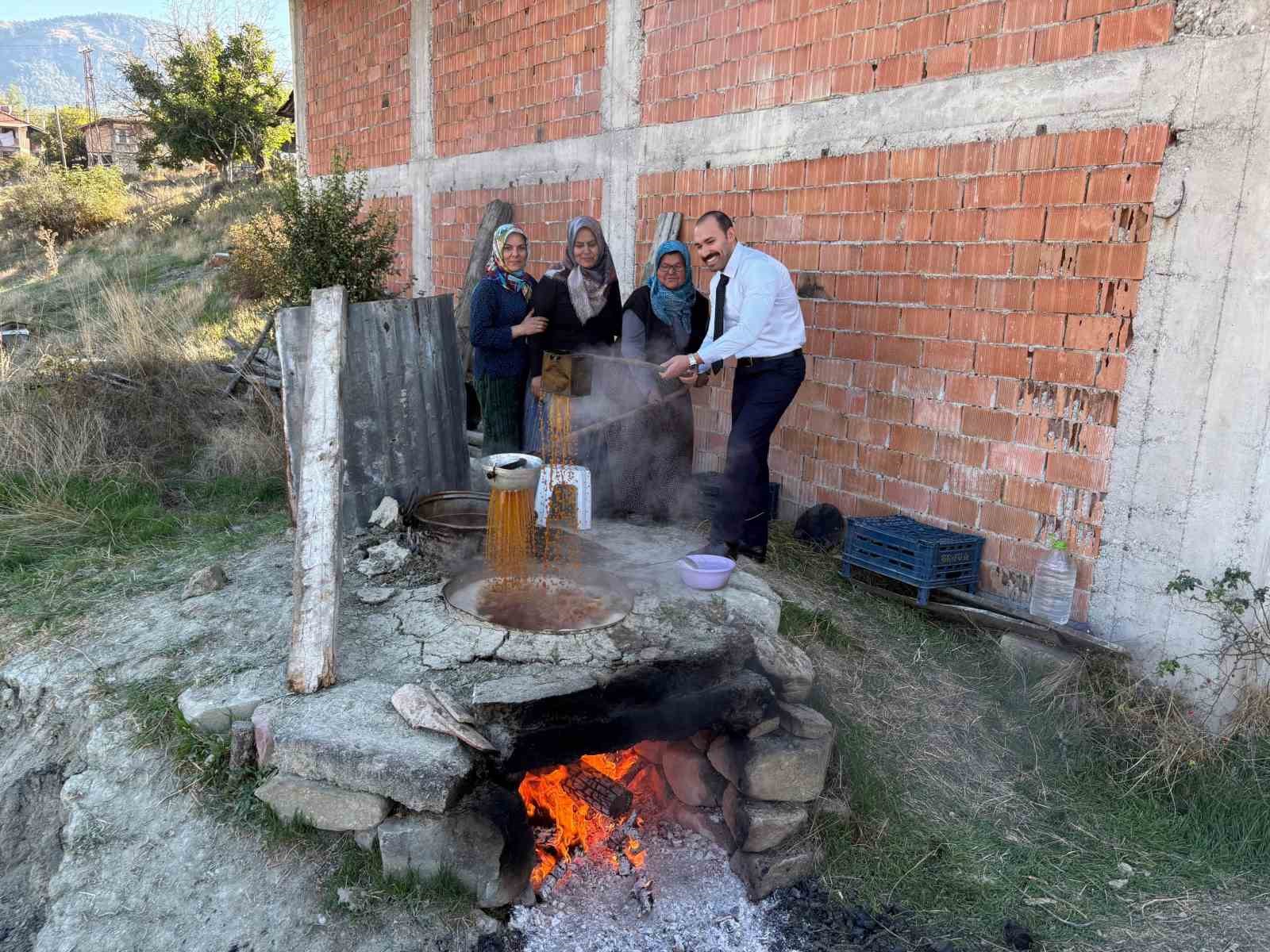 Bolu’da kaymakam ve köylüler birlikte pekmez kaynattı
