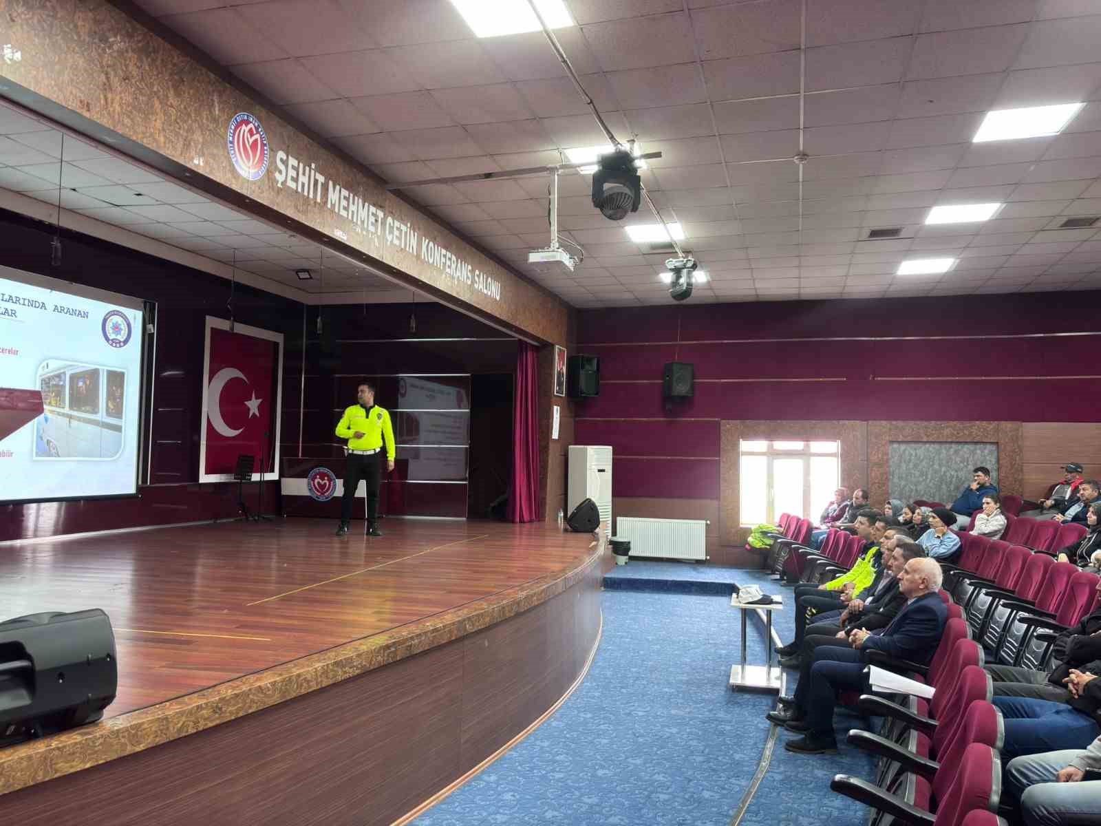 Uşak’ta okul servisi sürücülerine trafik güvenliği eğitimi
